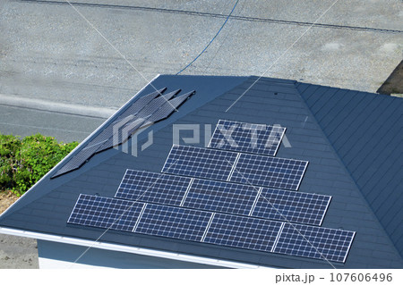 屋根に設置されたソーラーパネル 107606496