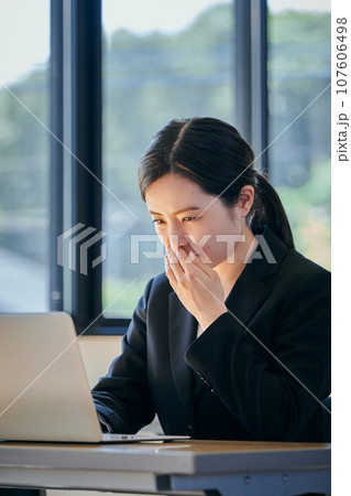 花粉症で鼻水がとまらない若い女性 花粉症で鼻水がとまらない若い女性 107606498