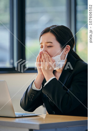 花粉症でくしゃみや鼻水がとまらない若い女性 花粉症でくしゃみや鼻水がとまらない若い女性 107606502