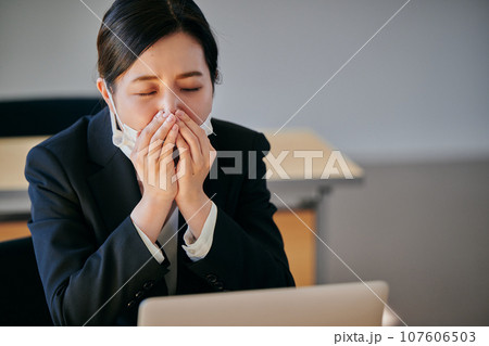 花粉症でくしゃみや鼻水がとまらない若い女性 花粉症でくしゃみや鼻水がとまらない若い女性 107606503