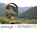 茅葺屋根のある美山かやぶきの里 107606573