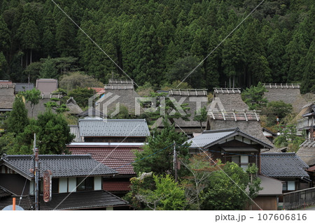 茅葺屋根のある美山かやぶきの里 107606816