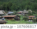 茅葺屋根のある美山かやぶきの里 107606817