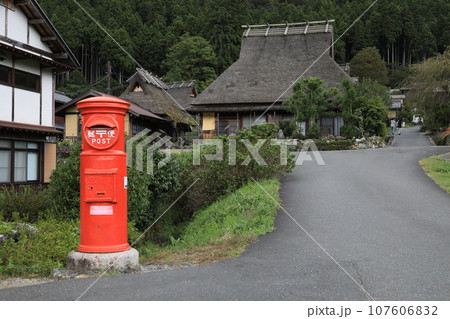 茅葺屋根のある美山かやぶきの里 107606832