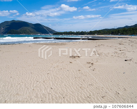 秋(10月)の若狭湾の砂浜海岸。福井県大飯郡高浜町。 秋(10月)の若狭湾の砂浜海岸。福井県大飯郡高浜町。 107606844
