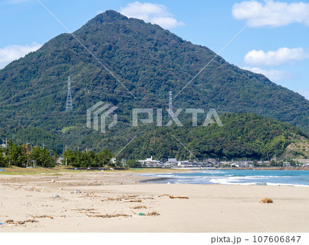 はまなすパーク海水浴場(三松海水浴場東側)から青葉山(若狭富士)を望む。 はまなすパーク海水浴場(三松海水浴場東側)から青葉山(若狭富士)を望む。 107606847