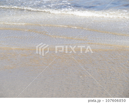 透明な海の浅瀬。 107606850