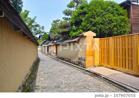 初夏の金沢市の長町武家屋敷跡、土壁のある武家屋敷が連なる景観 107607058