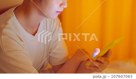 スマートフォンを持つ女性 107607065