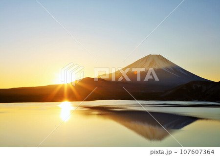 日本の夜明け　富士山と太陽 107607364