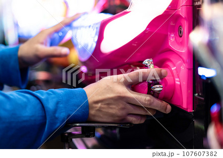 パチンコ、パチスロを遊戯する人々 107607382