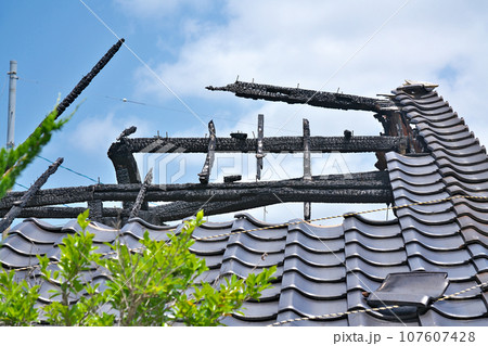 【火災で焼けおちた瓦屋根】 107607428