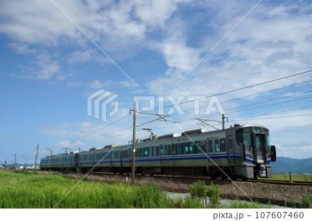 北陸本線　青空の下を走る521系3次電車 107607460