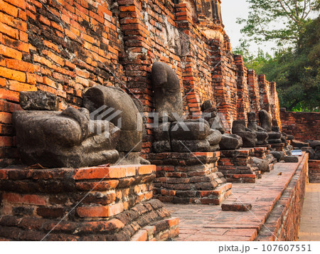 アユタヤ遺跡　毀損された石仏　ワット・マハタート 107607551