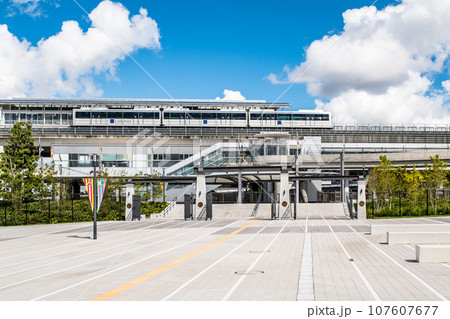 公園内より愛・地球博記念公園駅を見る 107607677
