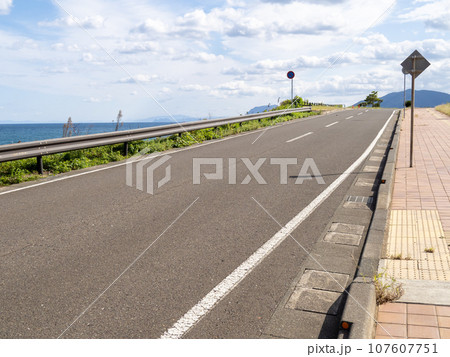 海辺の道路。福井県道149号音海中津海線(福井県大飯郡高浜町内)。 107607751