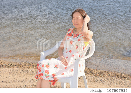 ビーチでくつろぐ女性 107607935