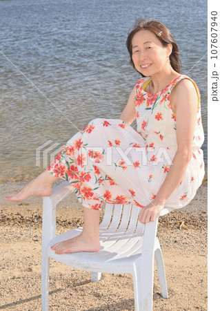 ビーチでくつろぐ女性 107607940