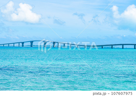 宮古島絶景　伊良部大橋と青い海 107607975