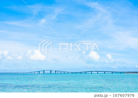 宮古島絶景　伊良部大橋と青い海 107607976
