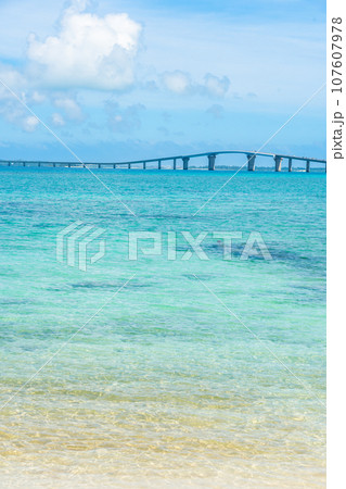 宮古島絶景 伊良部大橋と青い海 宮古島絶景 伊良部大橋と青い海 107607978
