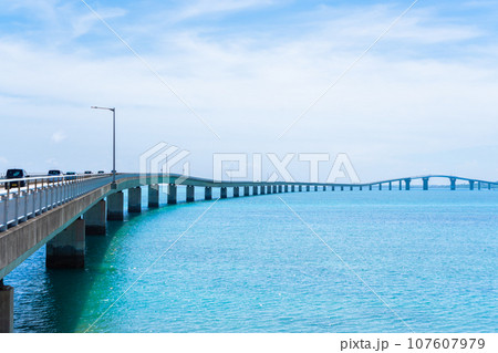 宮古島絶景 青い海と空の伊良部大橋 宮古島絶景 青い海と空の伊良部大橋 107607979