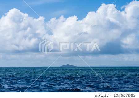 沖縄フォト　大神島と夏雲 107607985