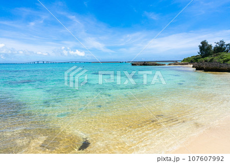 宮古島絶景　ビーチから見た伊良部大橋 107607992