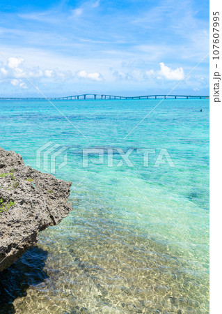 宮古島絶景 青い海と空の伊良部大橋 宮古島絶景 青い海と空の伊良部大橋 107607995