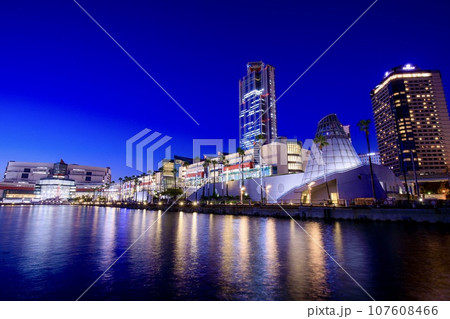 大阪府、さきしまコスモタワーとアジア太平洋トレードセンターの夜景 107608466