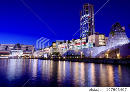 大阪府、さきしまコスモタワーとアジア太平洋トレードセンターの夜景 107608467