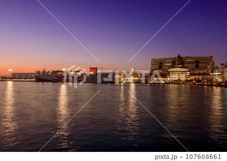 大阪府、大阪南港フェリーターミナルの夕景 大阪府、大阪南港フェリーターミナルの夕景 107608661