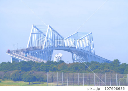 青空の元の浜の景色 107608686