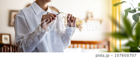 屋内 女性ポートレイト 屋内 女性ポートレイト 107608707