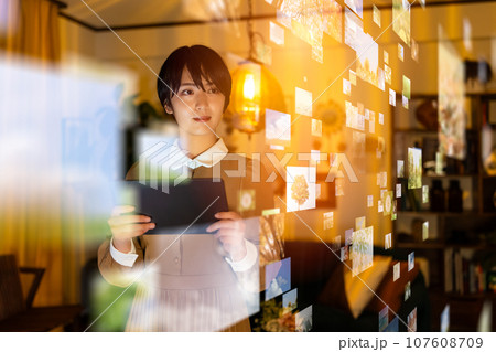 屋内　女性ポートレイト 107608709