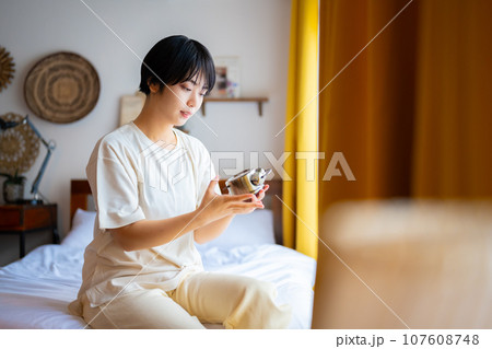 起床したパジャマ姿の女性ポートレイト　室内ポートレート 107608748