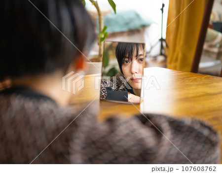 屋内　女性ポートレイト 107608762