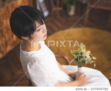 きれいな女性 107608766