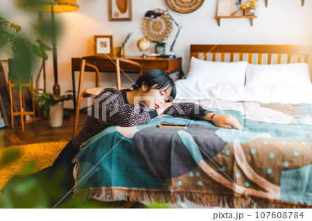 屋内 女性ポートレイト 屋内 女性ポートレイト 107608784