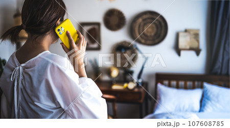 スマートフォンを持つ女性 スマートフォンを持つ女性 107608785