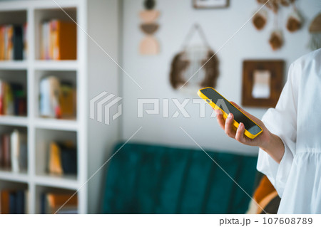 スマートフォンを持つ女性 107608789