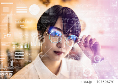 屋内　女性ポートレイト 107608791