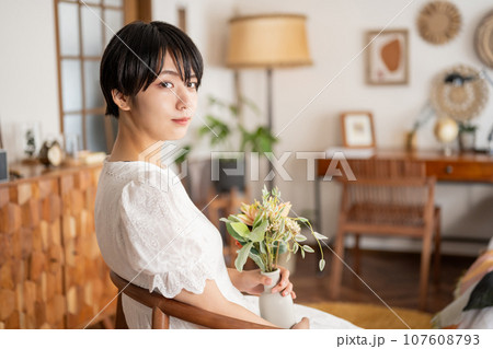 屋内 女性ポートレイト 屋内 女性ポートレイト 107608793