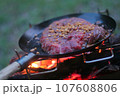 焚き火とフライパンで大判ステーキ 107608806