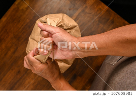 米袋をつかむ手 米袋をつかむ手 107608983