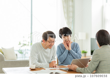 商談をするシニア夫婦とビジネスウーマン 商談をするシニア夫婦とビジネスウーマン 107609038