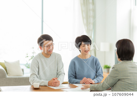 商談をするシニア夫婦とビジネスウーマン 商談をするシニア夫婦とビジネスウーマン 107609044