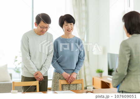 商談をするシニア夫婦とビジネスウーマン 商談をするシニア夫婦とビジネスウーマン 107609051