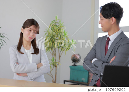 1on1_管理職から困っていることを問われ腕組みして考えるビジネスウーマン1 107609202