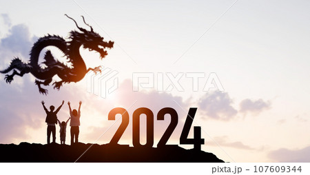 ドラゴンを眺める家族 2024年新年イメージ 令和六年年賀状素材 ドラゴンを眺める家族 2024年新年イメージ 令和六年年賀状素材 107609344
